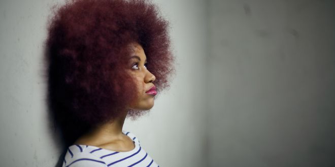 Mujer negra con pelo rojo